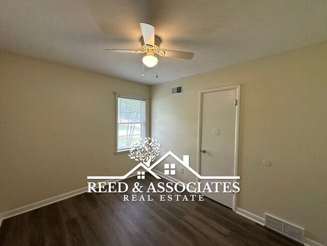 Building Photo - Cozy Collierville Home!!!