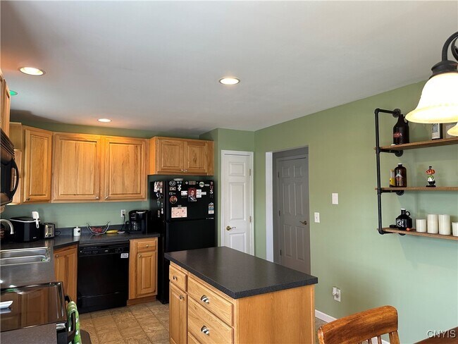 Foto del edificio - 737 Sleepy Hollow Rd