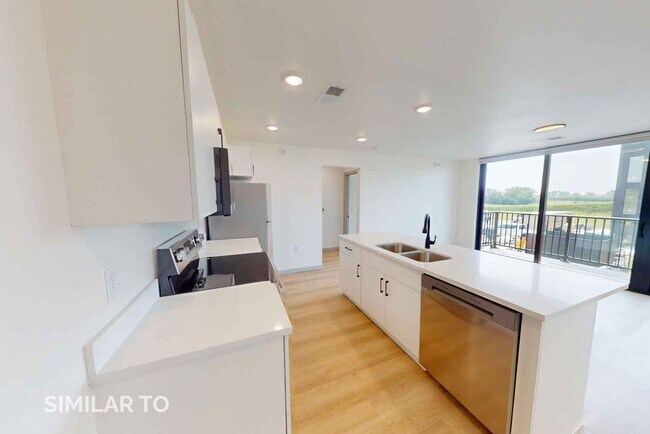 Interior Photo - Overland Reserve