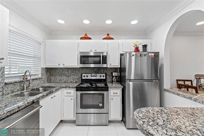 Foto del edificio - 8220 Sunrise Lakes Blvd