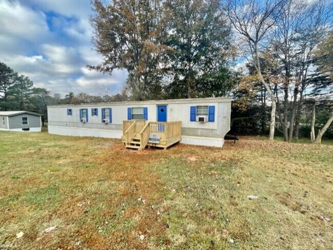 Building Photo - Must see this adorable 3 bedroom 1.5 bath ...