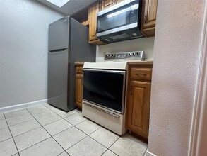 Building Photo - 2826 S Bartell Dr