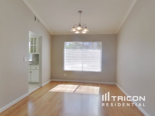 Foto del edificio - 9027 Warm Springs Cir