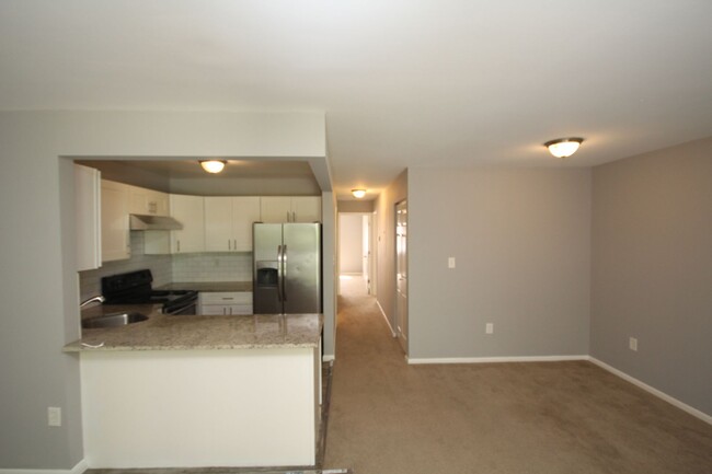 Building Photo - Fresh Paint and Updated Condo in Parkville...