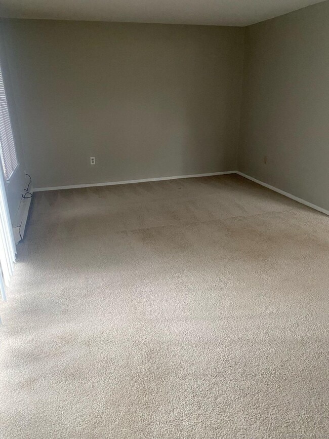 Building Photo - 3 Cinnamon Spring