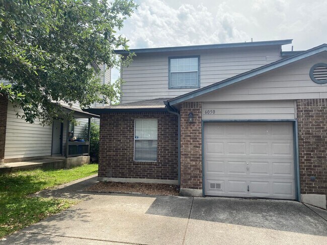 Foto del edificio - FALL INTO A NEW HOME WITH OUR MOVE-IN SPECIALS!