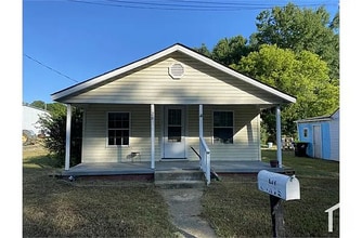 Building Photo - 204 St Matthews Rd