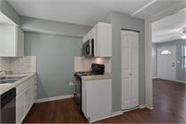 Building Photo - 214 SE Wingate St