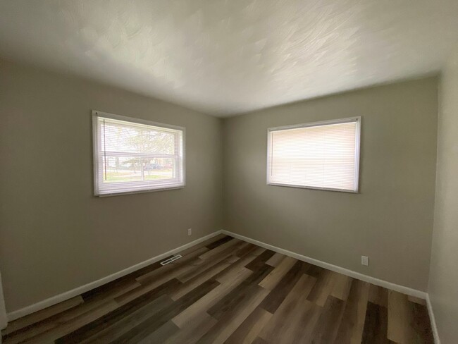 Building Photo - 332 Velde St