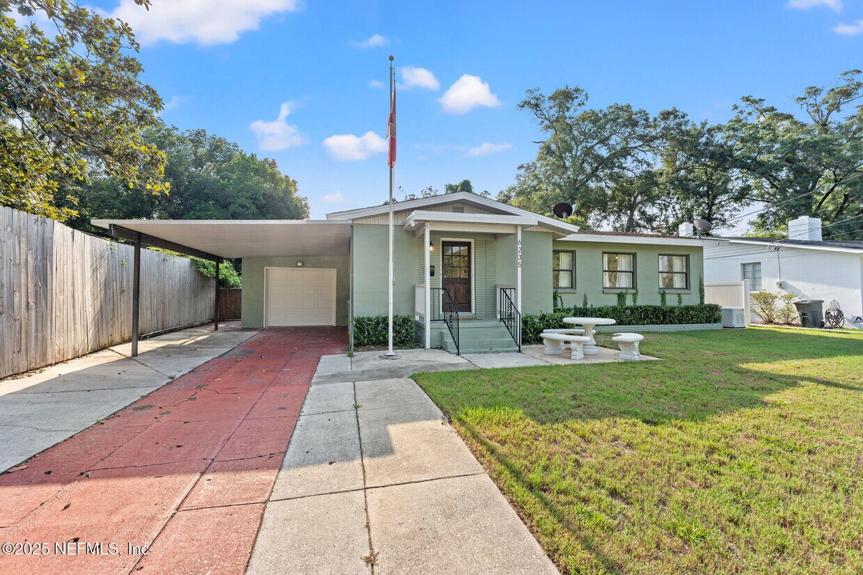 Foto principal - 6235 Fordham Cir E