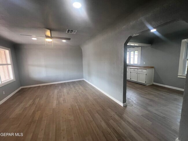 Foto del edificio - 8405 Pinon St