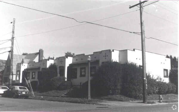 Building Photo - 824 SE Peacock Ln