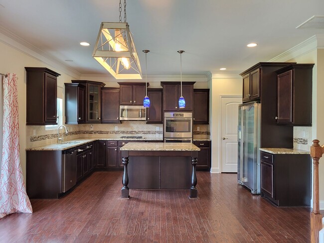 Building Photo - 4 bedroom home in The Vineyards on Lake Wylie