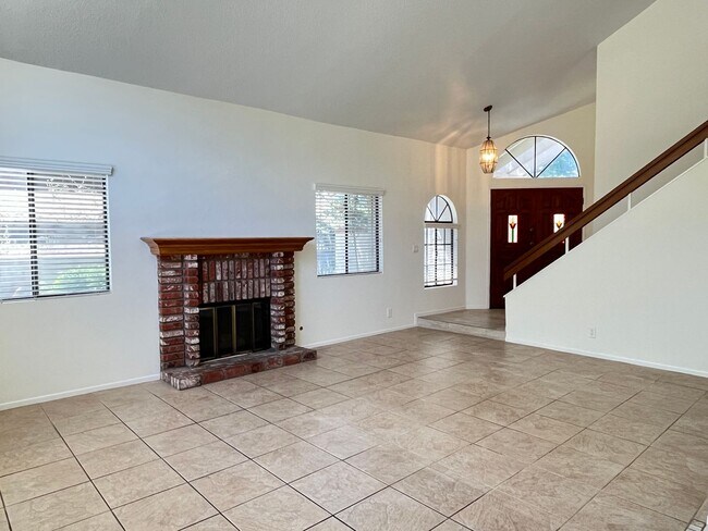 Foto del edificio - Spacious 3 bedroom, 2.5 bath duplex with private backyard for rent