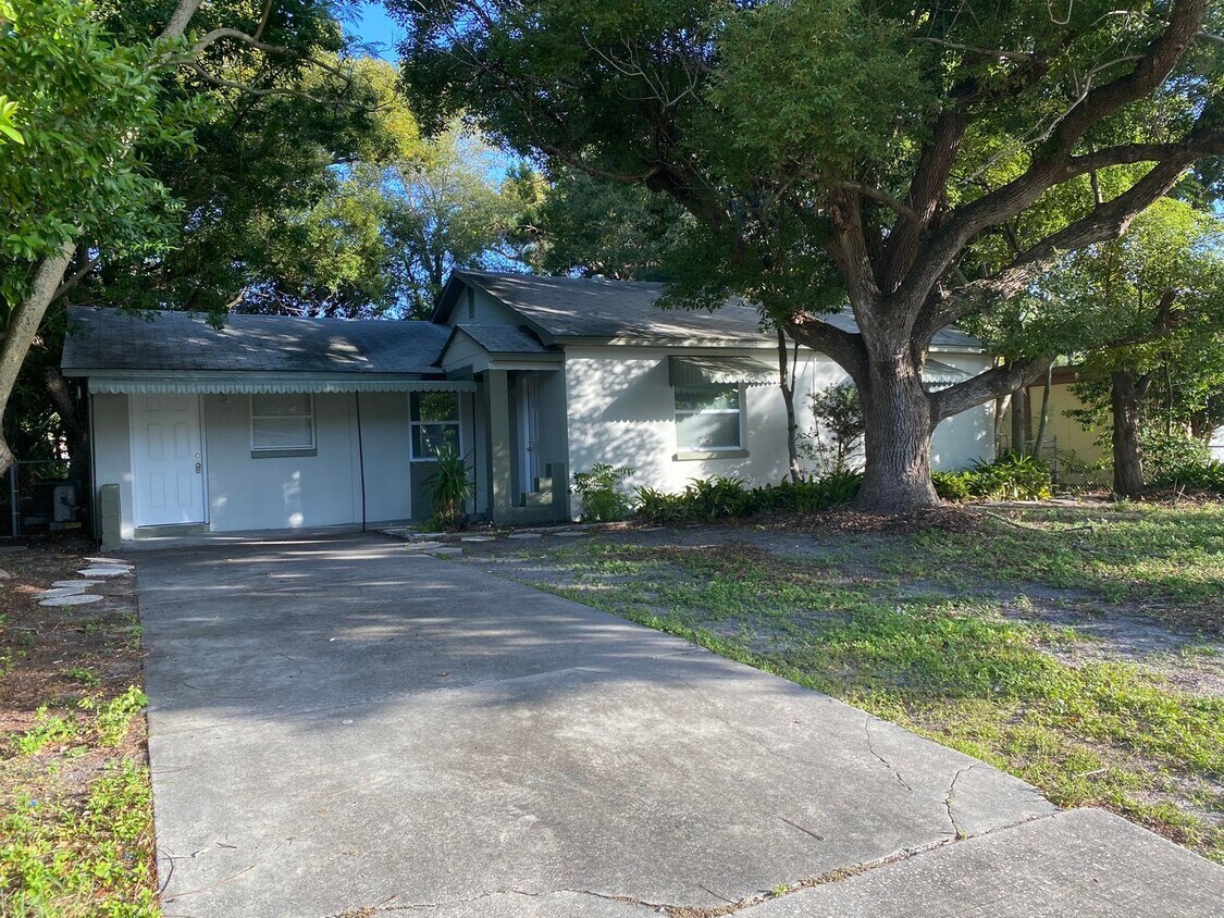 1320 Woodbine St Unit B, Clearwater, FL 33755 Room for Rent in