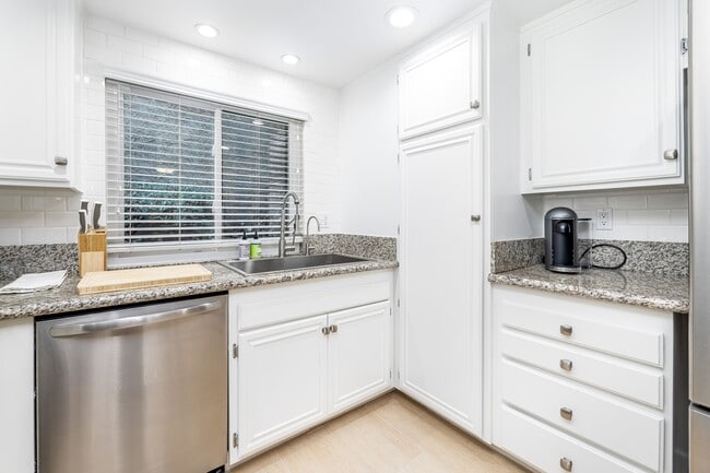 Foto del edificio - 29202 Heathercliff Rd