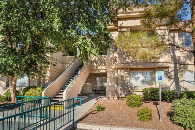 Foto del edificio - **Elegant Upstairs Condo in Tranquil Hende...