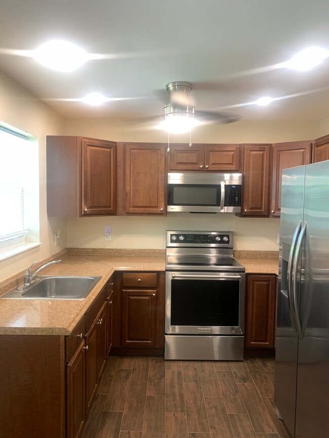 Building Photo - REMODELED 2 BR, 1 BATH 1 CAR GARAGE !