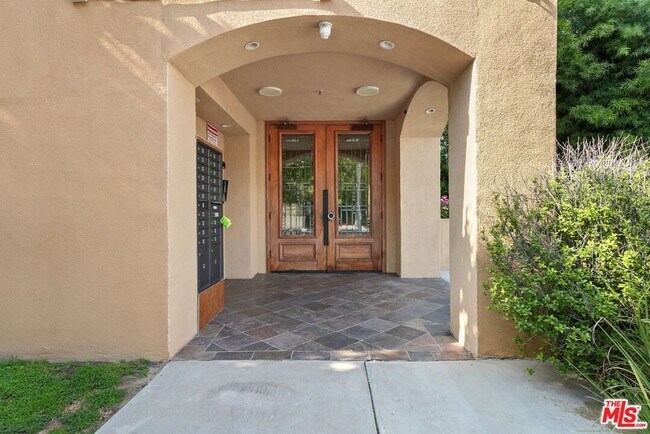 Building Photo - 5303 Satsuma Ave