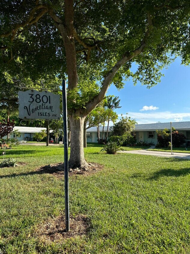 Foto principal - 3801 NE 22nd Terrace