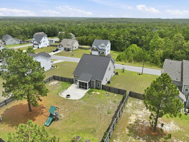 Building Photo - 4 bedroom 2.5 bath