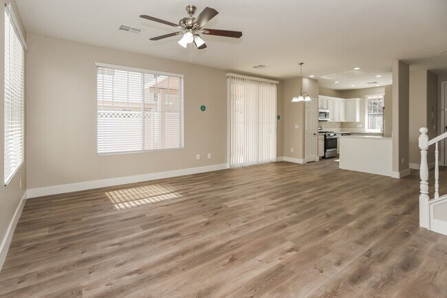 Foto del edificio - 6184 Winston Falls Ave