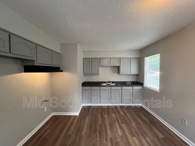 Foto del edificio - 4864 Hillbrook Rd