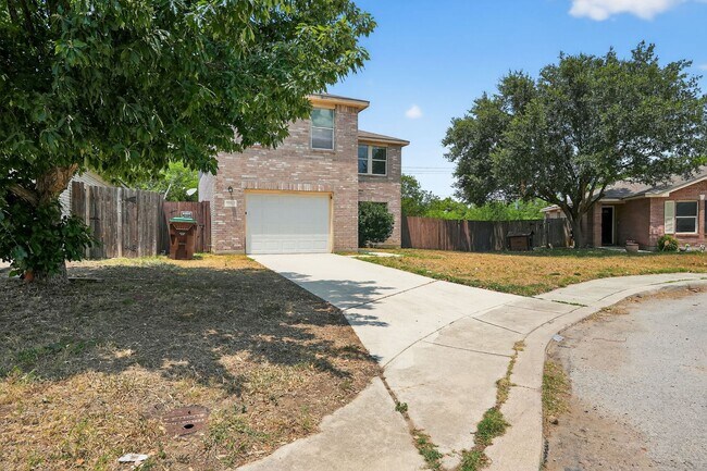 Photo - Charming Home with Large Living Room & Ext...