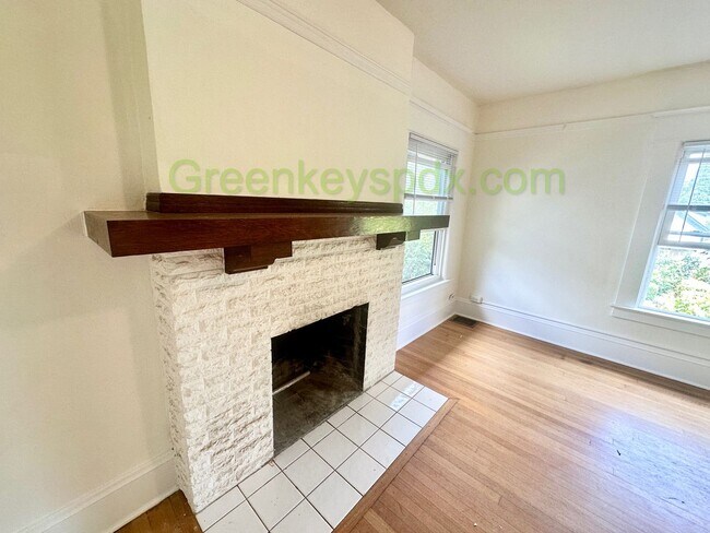 Foto del edificio - Gorgeous Top Level of Huge Craftsman House!