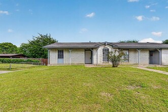 Building Photo - 1406 Yukon Dr