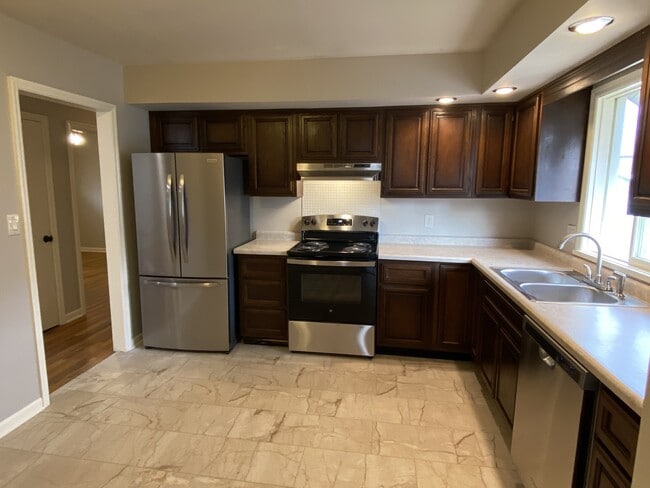 Building Photo - 2110 Barberry Dr
