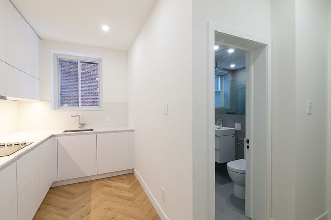 Building Photo - 2068 Rue Sherbrooke O