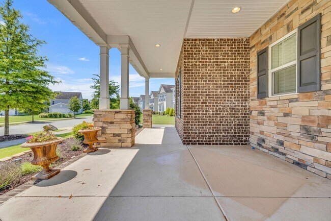 Foto del edificio - Beautifully maintained and move-in ready, this stunning mostly one-level all-brick home