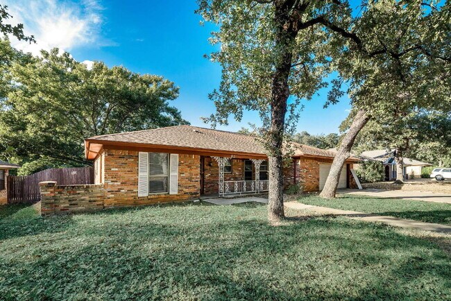 Foto del edificio - Great 3-2-2 in North Richland Hills surrounded by mature trees