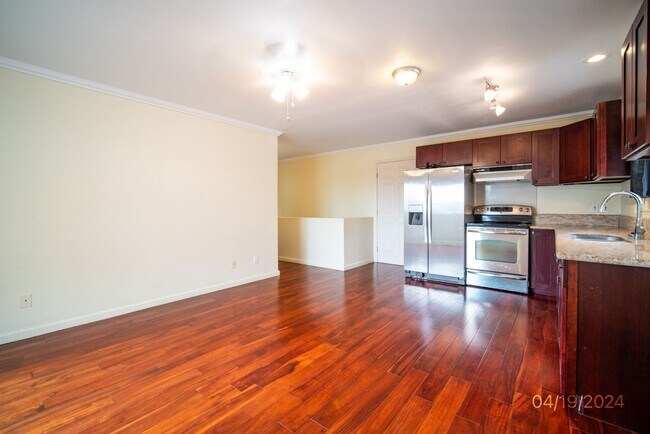 Building Photo - $2,350 / 3br - 1150ft2 - 3BR/2BA/2PKG unit...