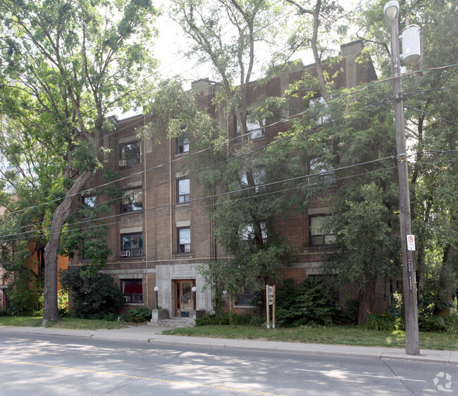 Photo du bâtiment - 1592 Bathurst Street