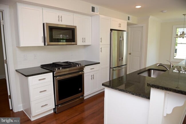 Building Photo - 205 Nassau St