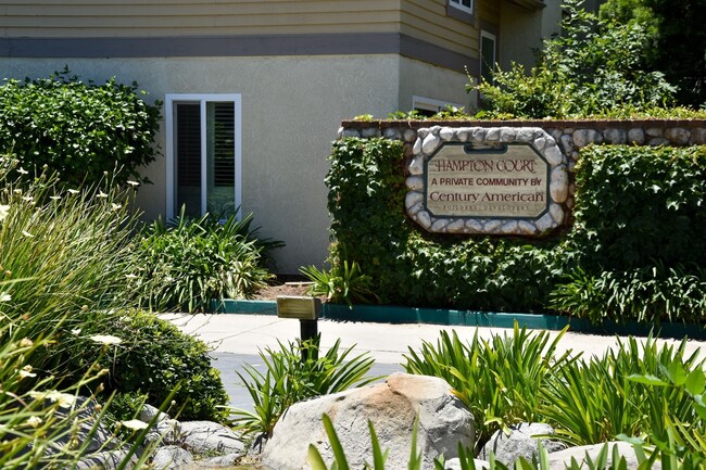 Building Photo - 3 Bedroom 2.5 Bath Hampton Court Condo Nea...