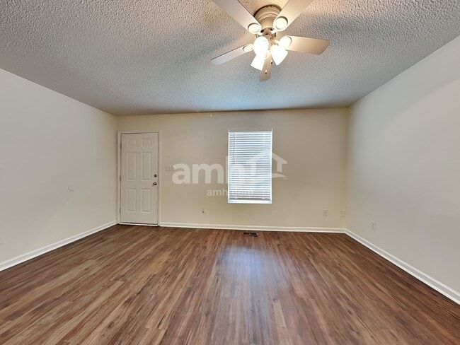 Foto del edificio - 221 Dogwood Ave