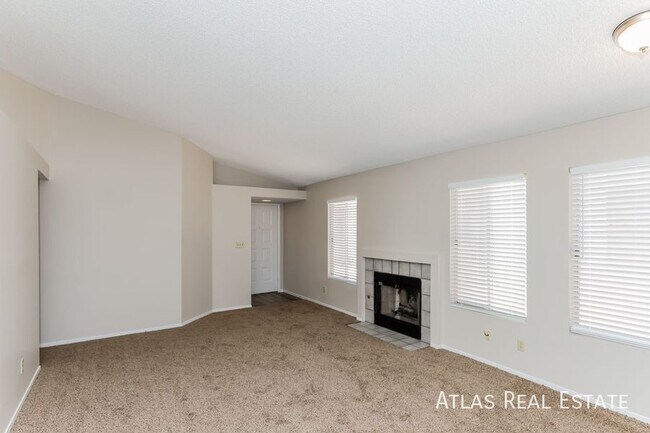 Building Photo - STUNNING 3-Bedroom Home in a Prime Locatio...