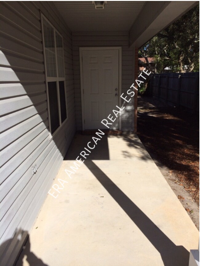Building Photo - Shalimar Duplex, Close to Eglin!