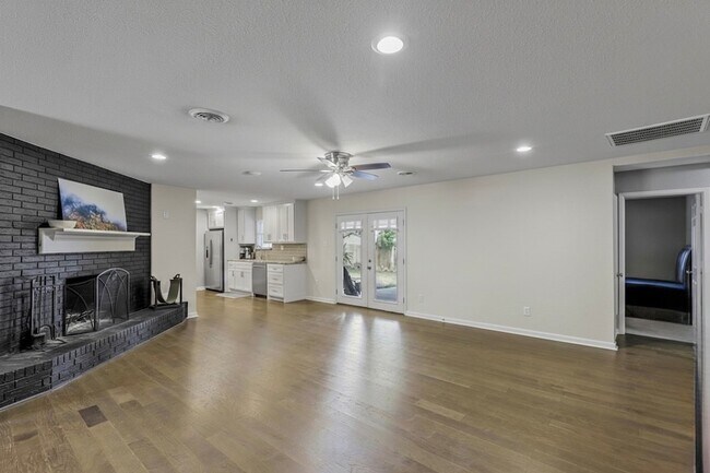 Foto del edificio - 6244 Trail Lake Dr