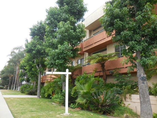 Building Photo - 14605 Burbank Blvd