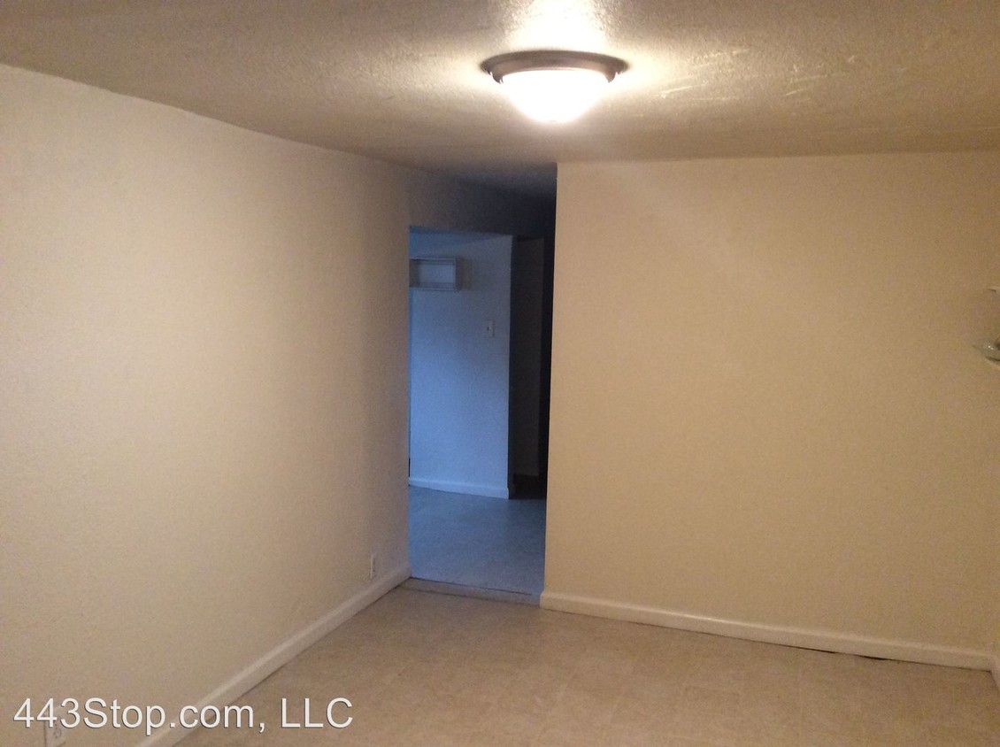 Primary Photo - 6160 N East Circle Dr