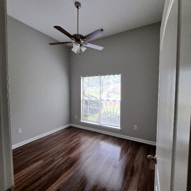 Foto del edificio - 6131 Woodstock View Dr