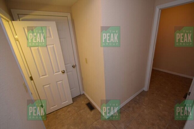 Building Photo - 3 Bedroom 2 Bath Home With Bonus Room In U...