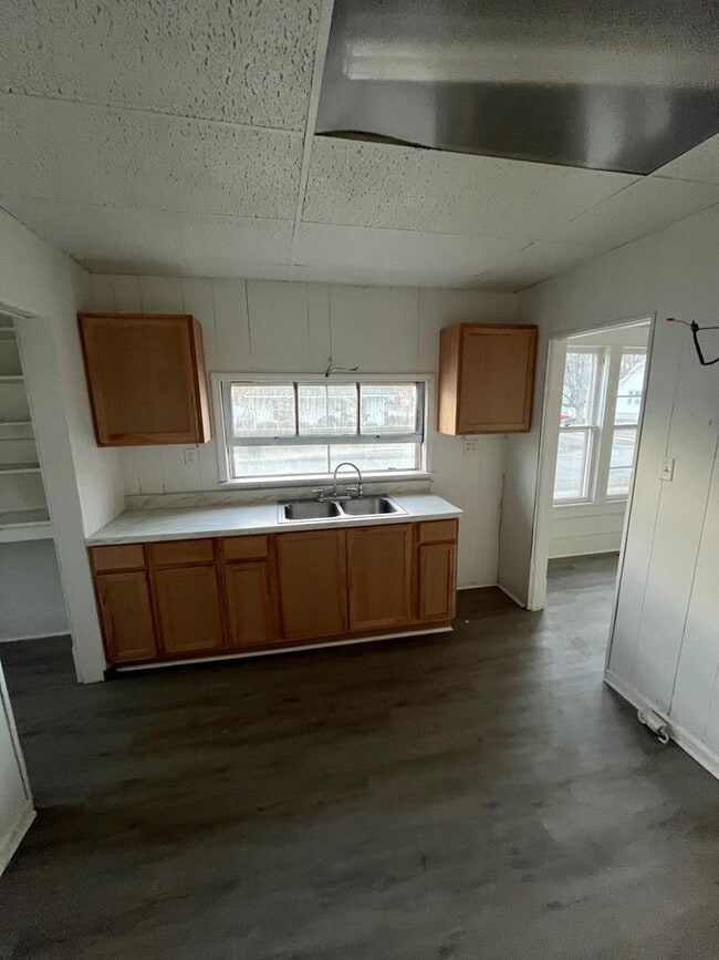 Building Photo - Charming 3BR Home with Spacious Front Porch – Only $875/mo!
