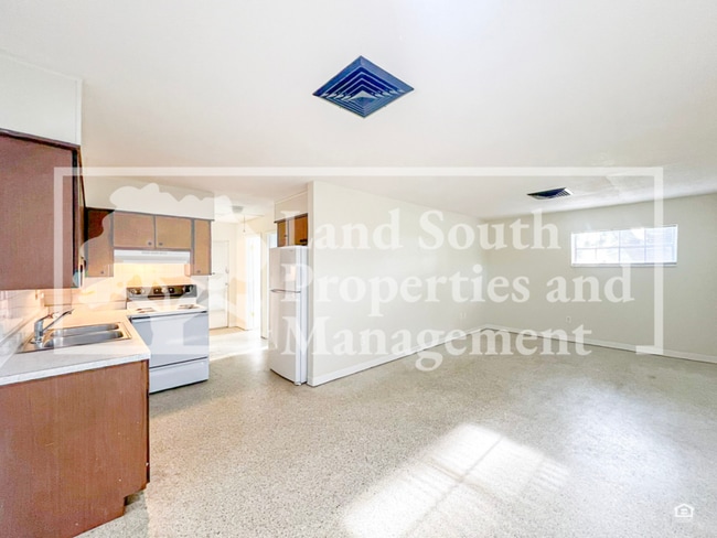 Building Photo - 2336 Broadway St