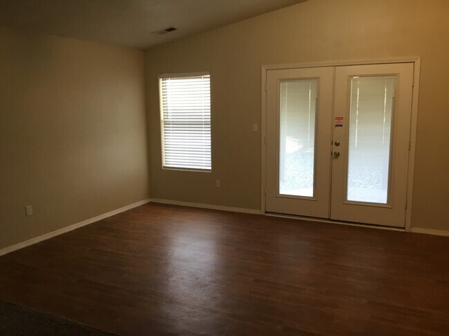 Building Photo - 5849 Sandoval Dr NE