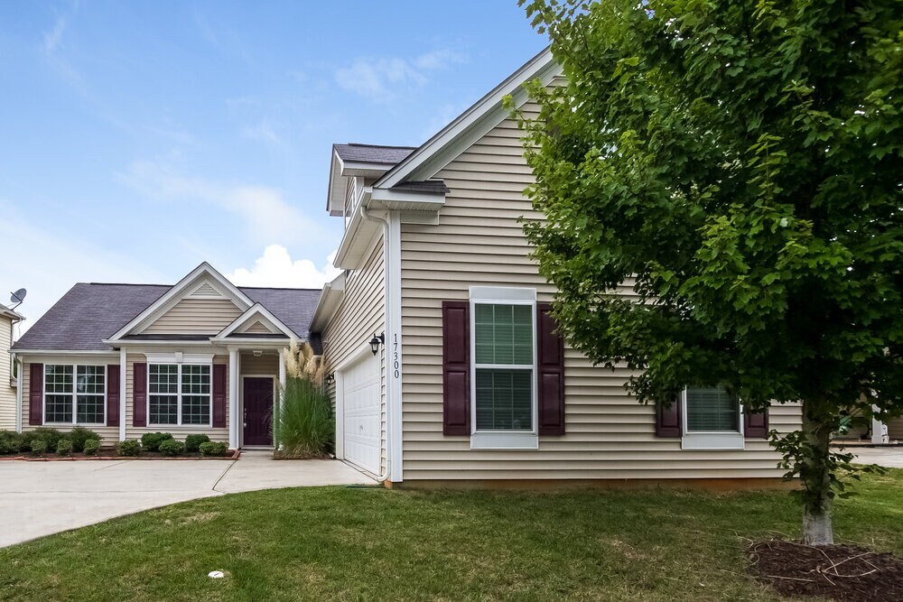 Foto principal - 17300 Hampton Trace Rd
